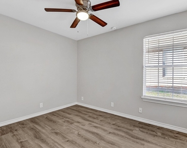 914 W Houston Street - Photo Thumbnail 8