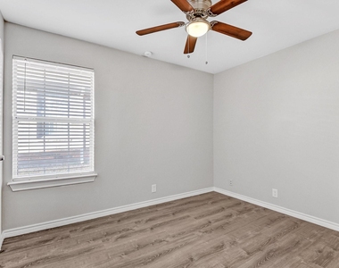 914 W Houston Street - Photo Thumbnail 7