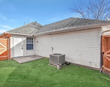 914 W Houston Street - Photo Thumbnail 16