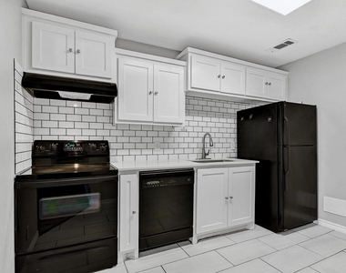 914 W Houston Street - Photo Thumbnail 5