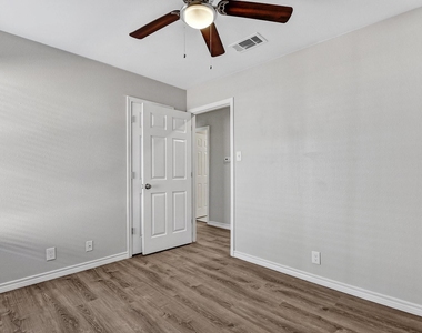 914 W Houston Street - Photo Thumbnail 9