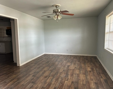 117 N Broadway Street - Photo Thumbnail 5
