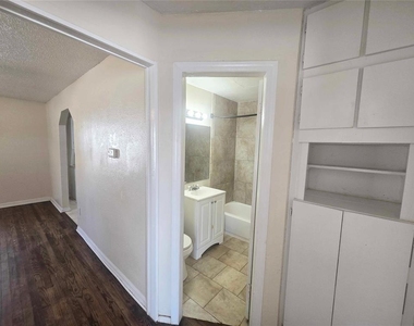 1129 Nw 82nd Street - Photo Thumbnail 9
