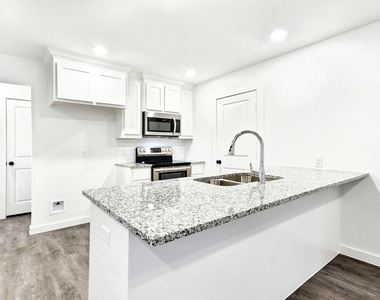 319 E Hull Street - Photo Thumbnail 3