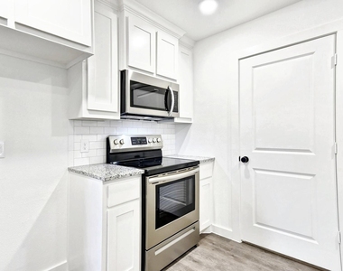 319 E Hull Street - Photo Thumbnail 4
