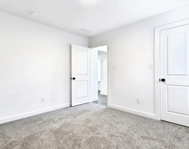 319 E Hull Street - Photo Thumbnail 9