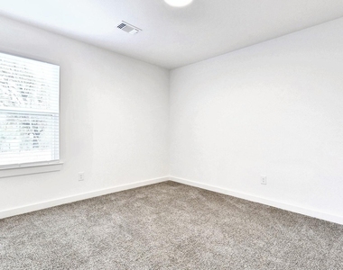 319 E Hull Street - Photo Thumbnail 16