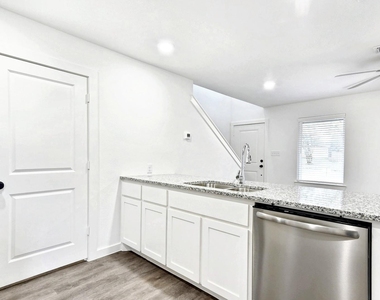 319 E Hull Street - Photo Thumbnail 5