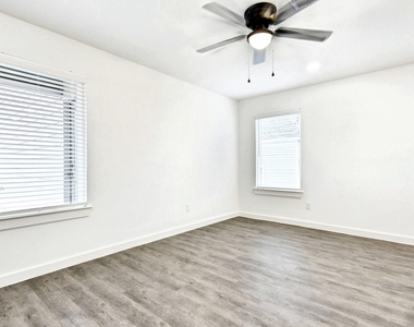 319 E Hull Street - Photo Thumbnail 7