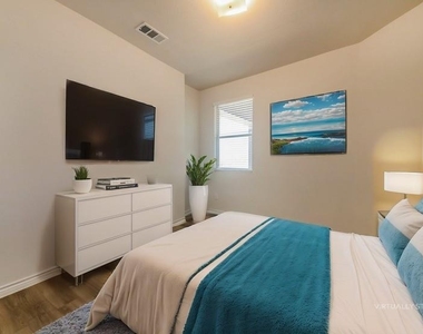 1305 Mallard Cove - Photo Thumbnail 10