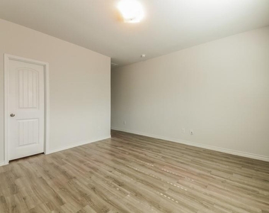 1305 Mallard Cove - Photo Thumbnail 9