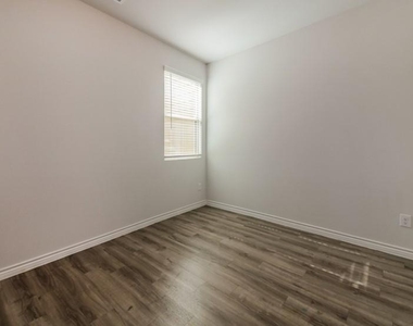 1305 Mallard Cove - Photo Thumbnail 13