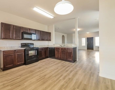 1305 Mallard Cove - Photo Thumbnail 6