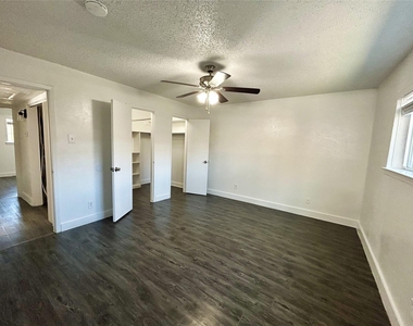 3616 Parkridge Drive - Photo Thumbnail 3