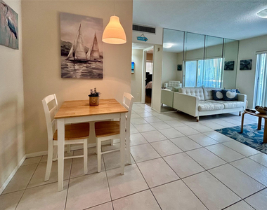 424 N Riverside Drive - Photo Thumbnail 2