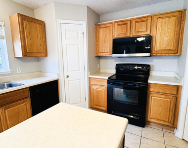523 Stonewall Avenue - Photo Thumbnail 49