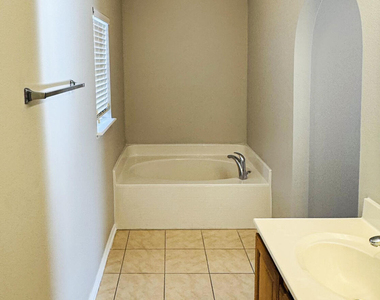 523 Stonewall Avenue - Photo Thumbnail 24