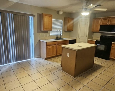 523 Stonewall Avenue - Photo Thumbnail 3