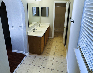 523 Stonewall Avenue - Photo Thumbnail 44