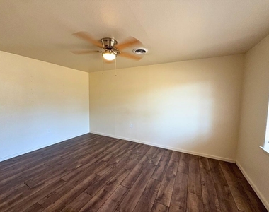 615 Crane Drive - Photo Thumbnail 3