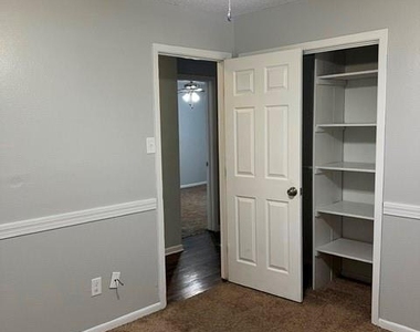 2501 White Oak Lane - Photo Thumbnail 14