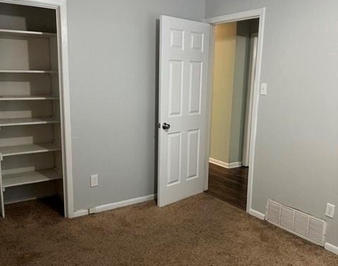 2501 White Oak Lane - Photo Thumbnail 13