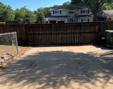 2501 White Oak Lane - Photo Thumbnail 18