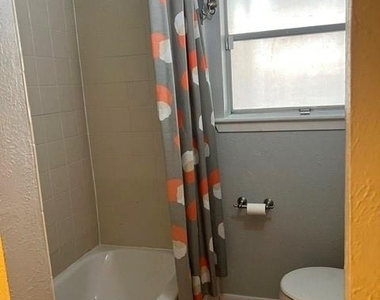 2501 White Oak Lane - Photo Thumbnail 16
