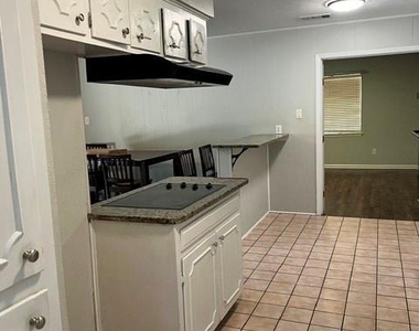 2501 White Oak Lane - Photo Thumbnail 6