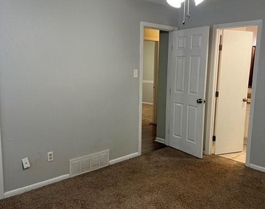 2501 White Oak Lane - Photo Thumbnail 10