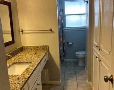 2501 White Oak Lane - Photo Thumbnail 15