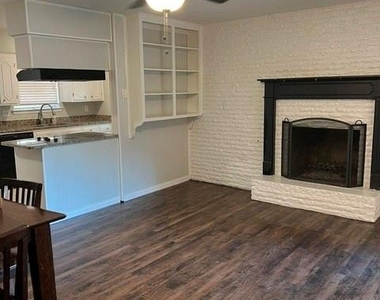 2501 White Oak Lane - Photo Thumbnail 8