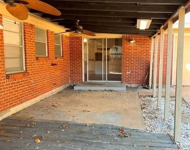 2501 White Oak Lane - Photo Thumbnail 20