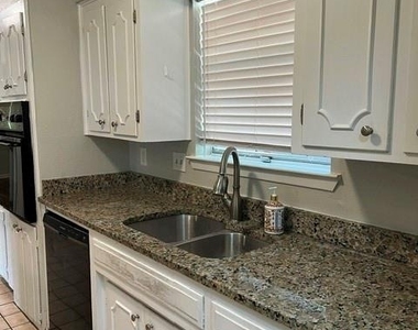 2501 White Oak Lane - Photo Thumbnail 7