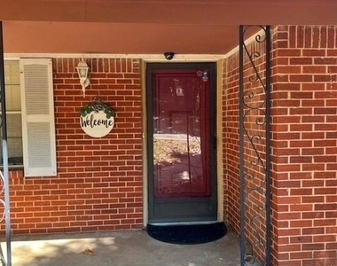 2501 White Oak Lane - Photo Thumbnail 1