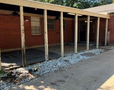 2501 White Oak Lane - Photo Thumbnail 19