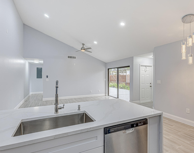 1240 Summit Place Circle - Photo Thumbnail 5