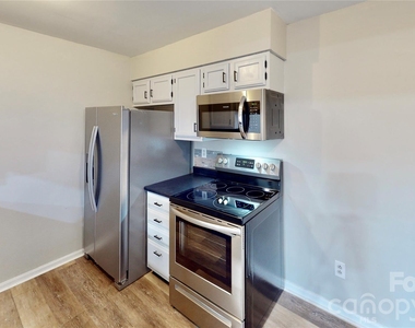 9617 Vinca Circle - Photo Thumbnail 4