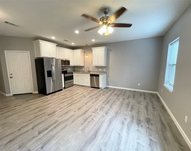 120 Ridgmar Drive - Photo Thumbnail 3