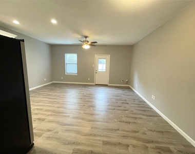 120 Ridgmar Drive - Photo Thumbnail 2