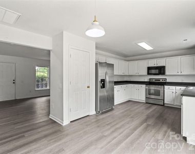 2724 Mulberry Pond Drive - Photo Thumbnail 5