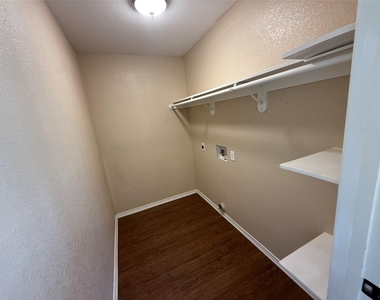 101 Donna Street - Photo Thumbnail 10