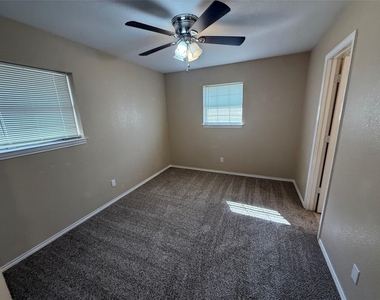 101 Donna Street - Photo Thumbnail 3