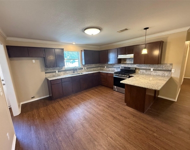 101 Donna Street - Photo Thumbnail 9