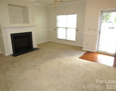 2738 Highland Park Drive - Photo Thumbnail 4