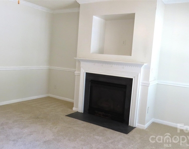 2738 Highland Park Drive - Photo Thumbnail 5