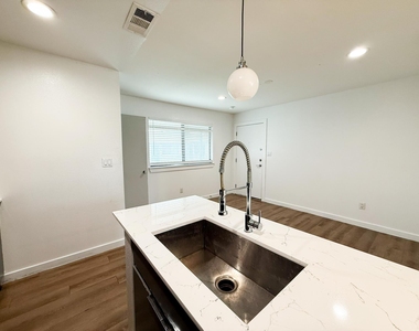 4526 Munger Avenue - Photo Thumbnail 8