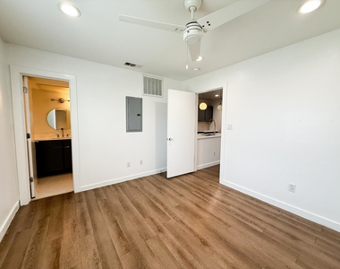 4526 Munger Avenue - Photo Thumbnail 11