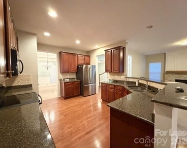 2728 Sunberry Lane Nw - Photo Thumbnail 4
