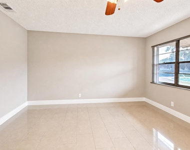 416 Lakeside Drive - Photo Thumbnail 4